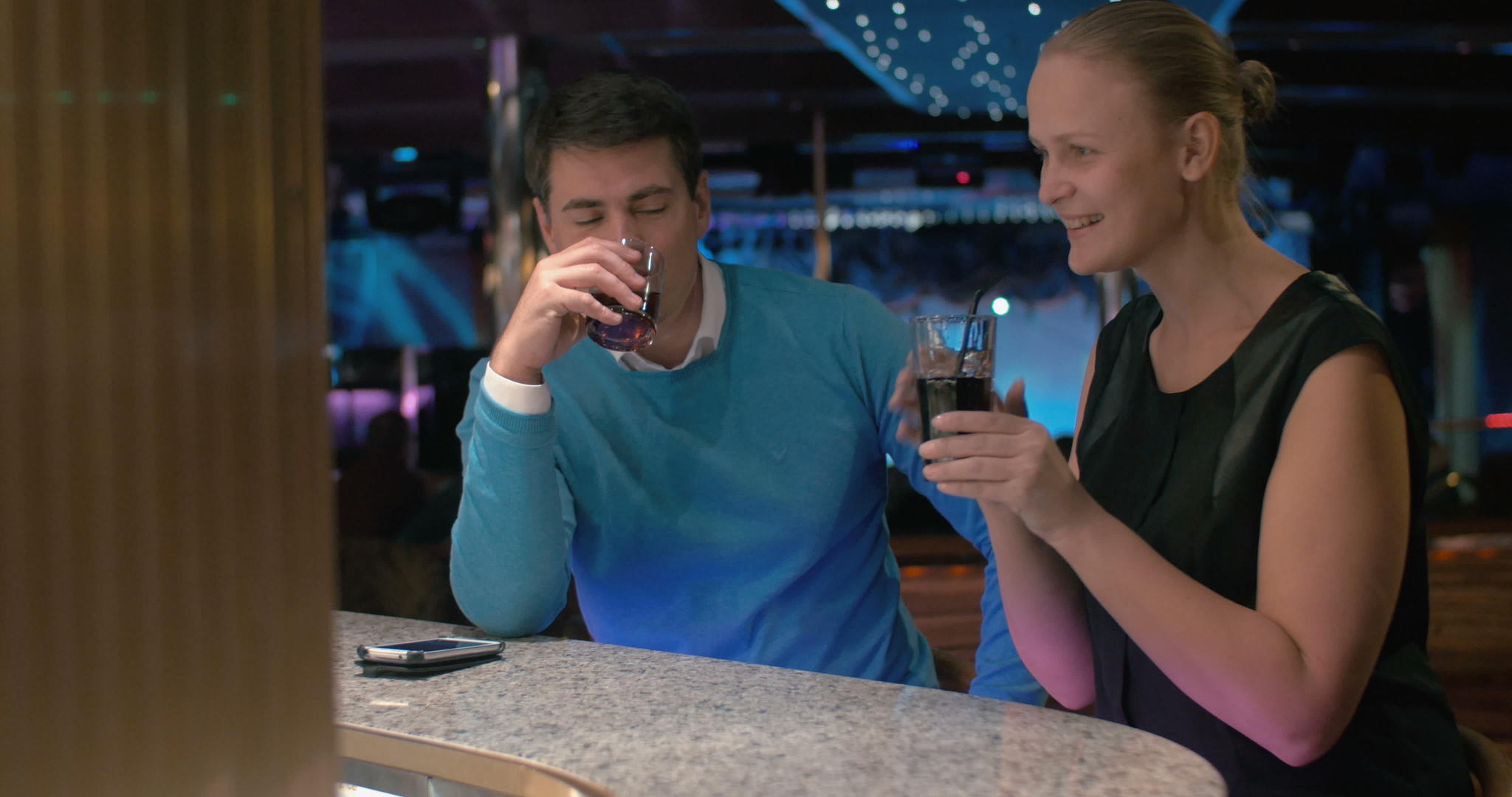 男人和女人在酒吧里度过了一个快乐的夜晚视频的预览图