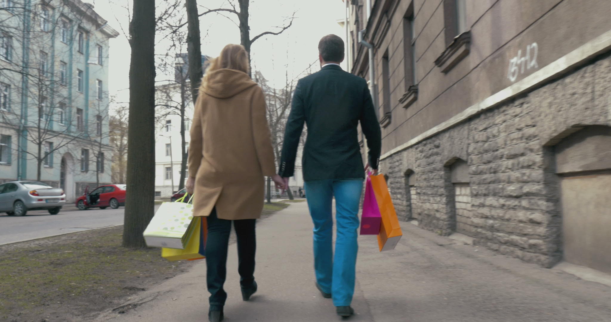 购物后丈夫和妻子享受愉快的散步视频的预览图