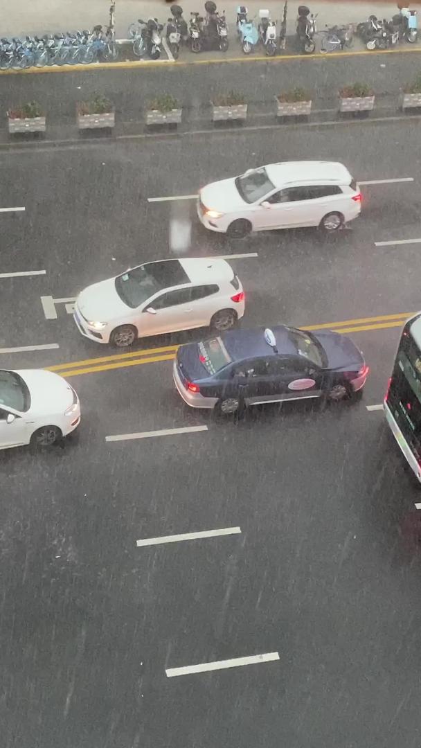 在雨天俯拍道路车辆通行视频的预览图