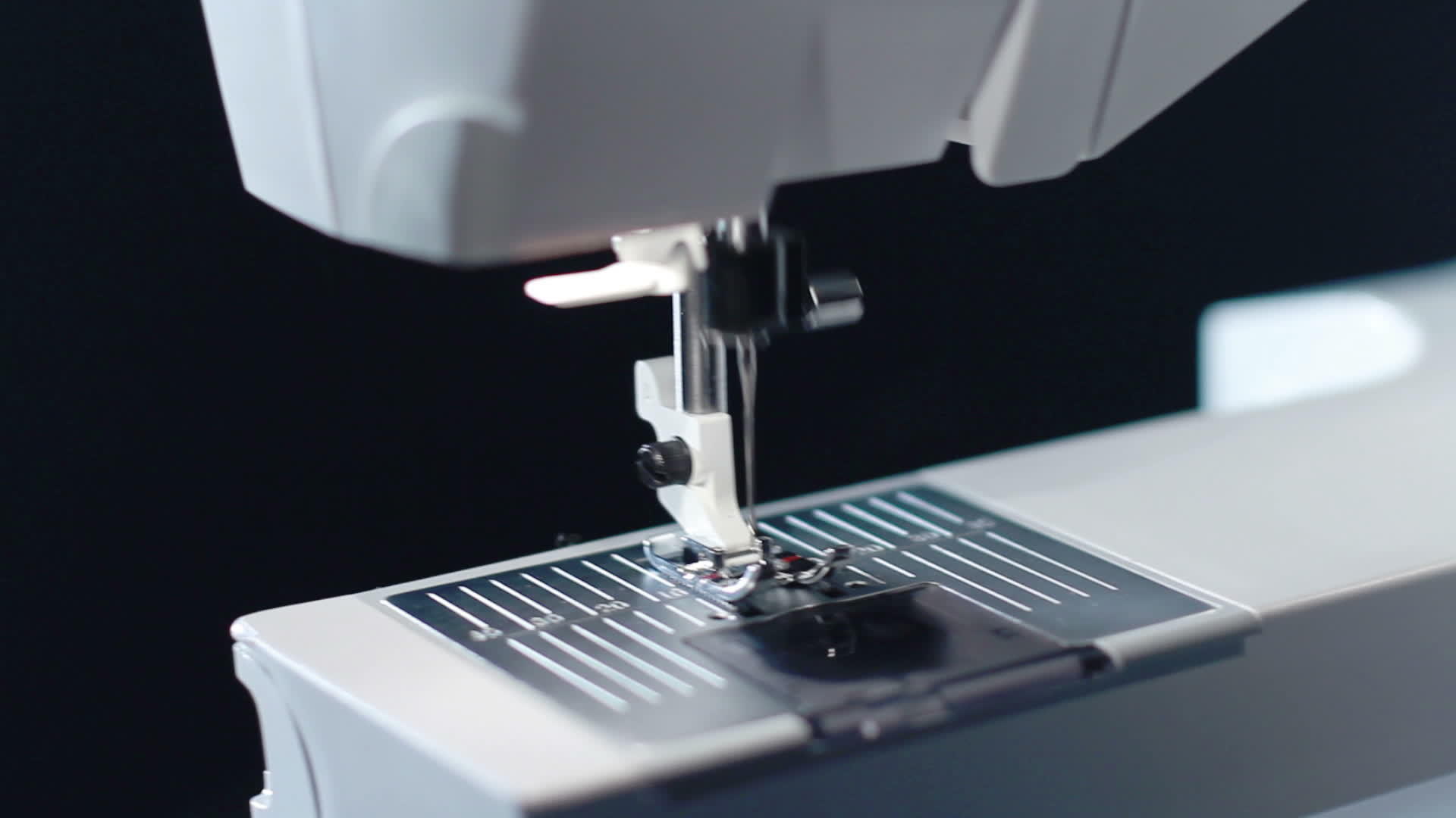 缝针机在缓慢运动中缝针视频的预览图