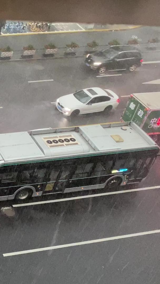 在雨天俯拍道路车辆通行视频的预览图