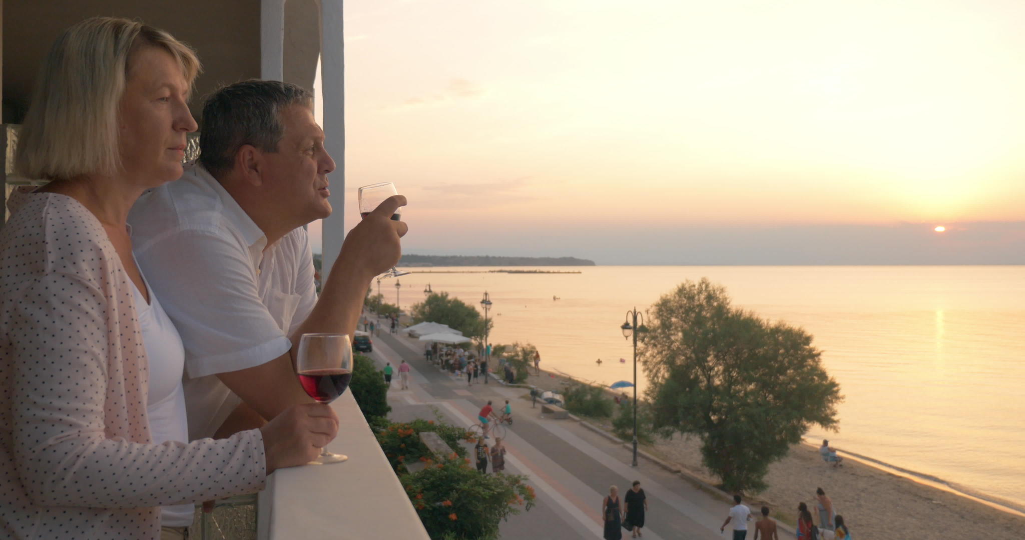 一对夫妇从阳台喝酒看度假胜地视频的预览图