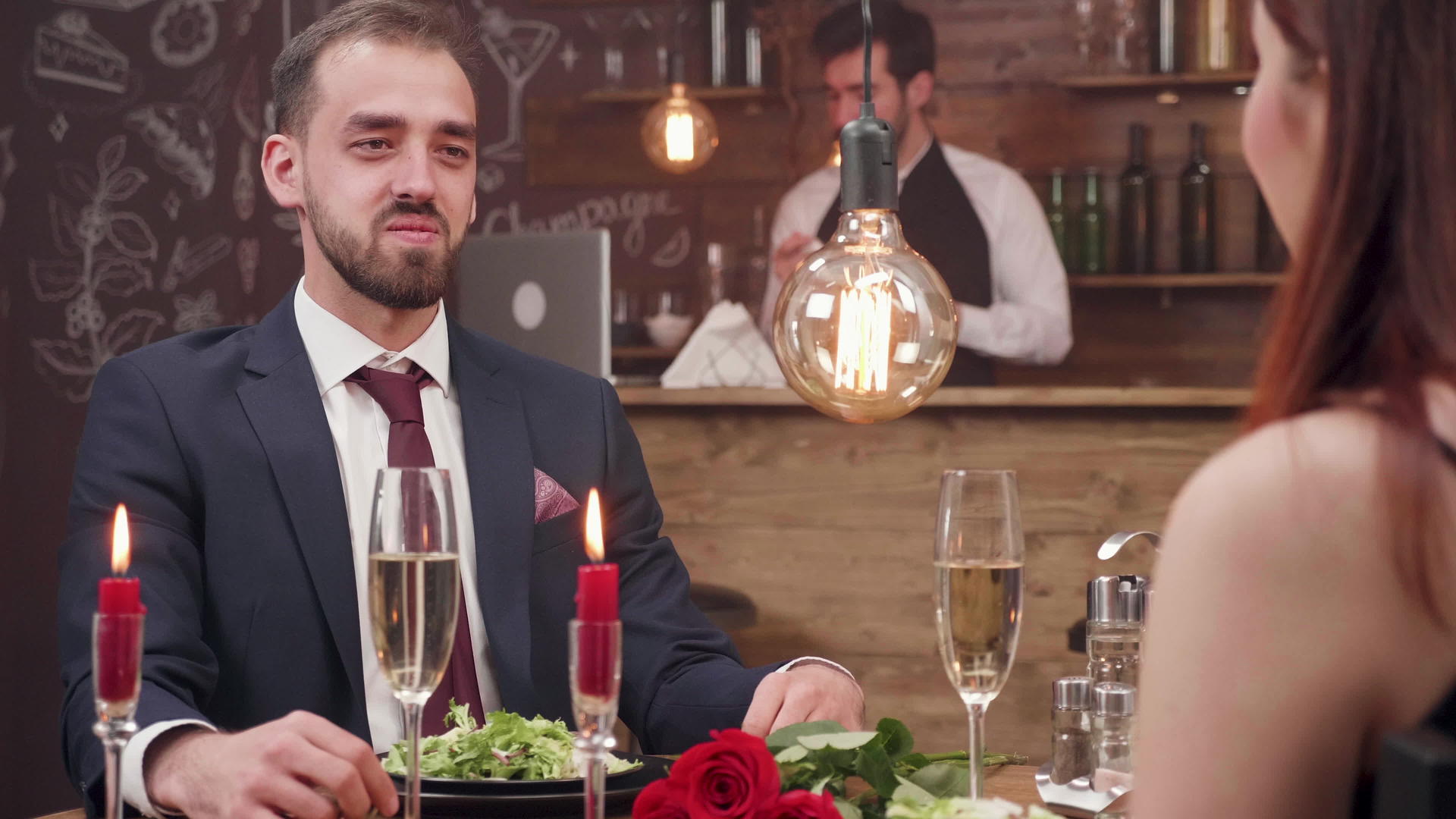 一个年轻的女人要求她的男朋友在浪漫的晚餐上结婚视频的预览图