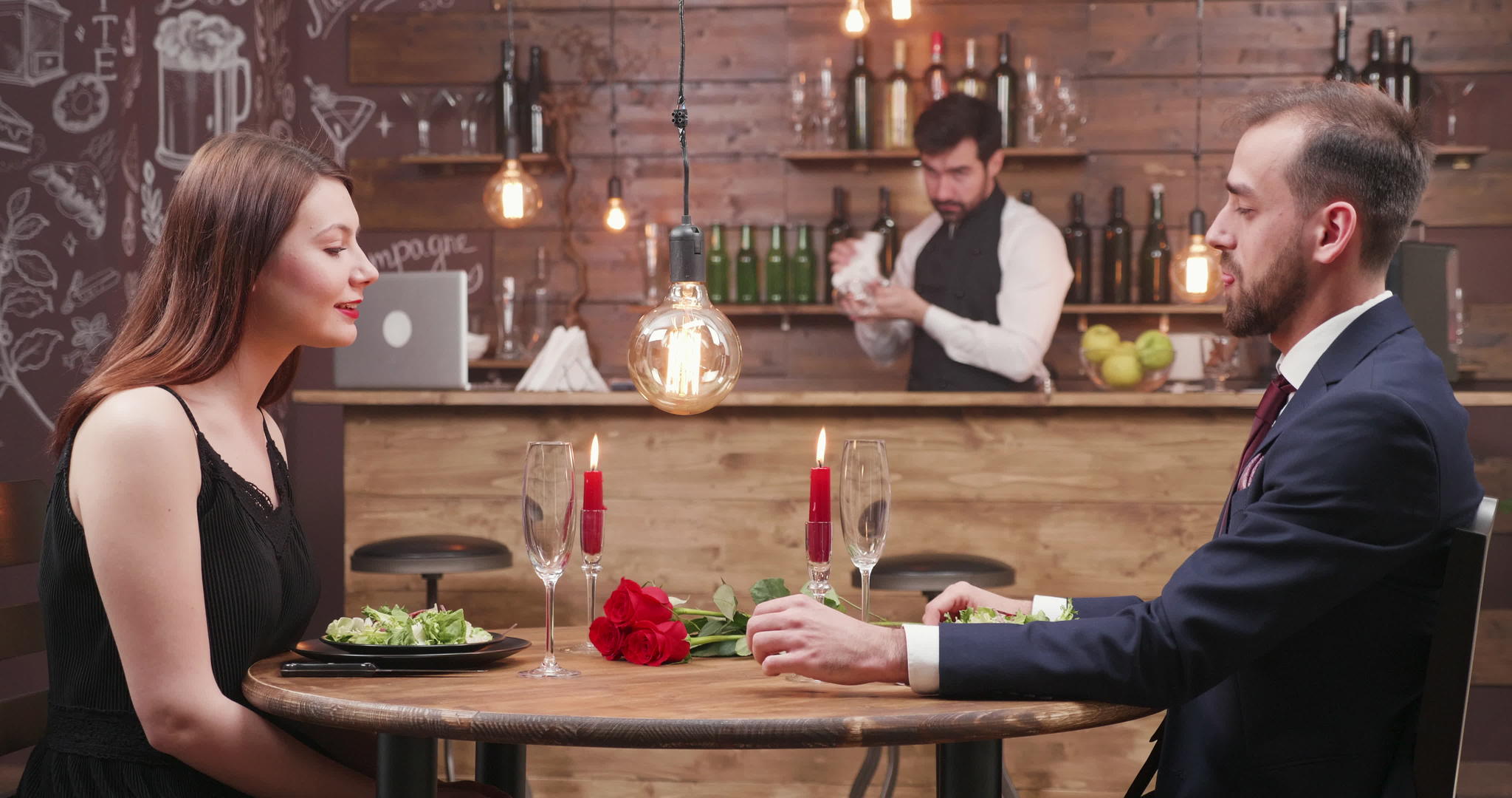 情侣们在餐厅享受浪漫的约会和蜡烛视频的预览图