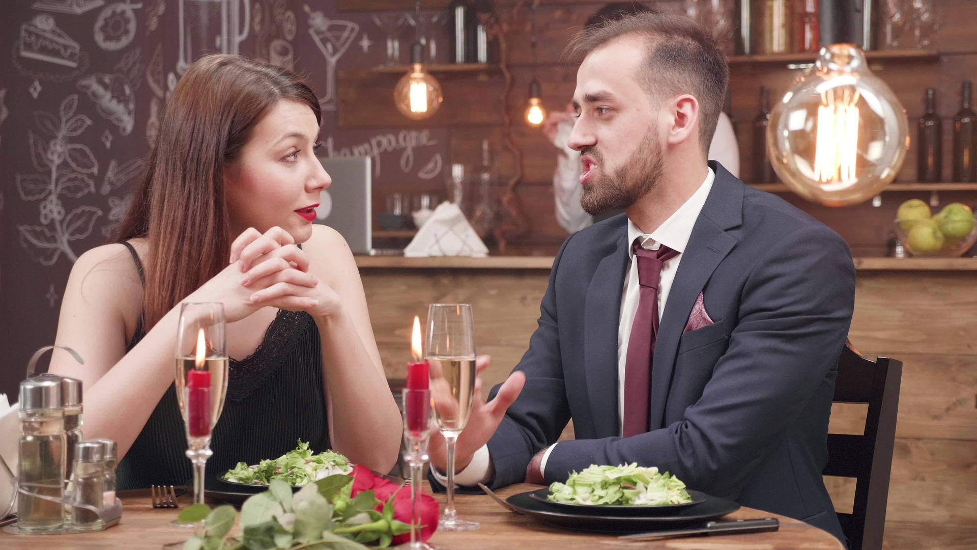 年轻可爱的情侣在浪漫的晚餐上约会视频的预览图