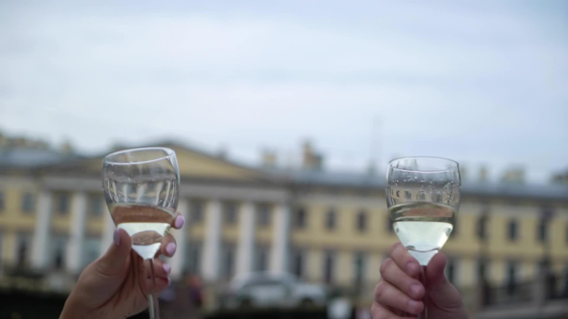 游艇上的年轻夫妇或朋友把眼镜和香槟连接在一起视频的预览图