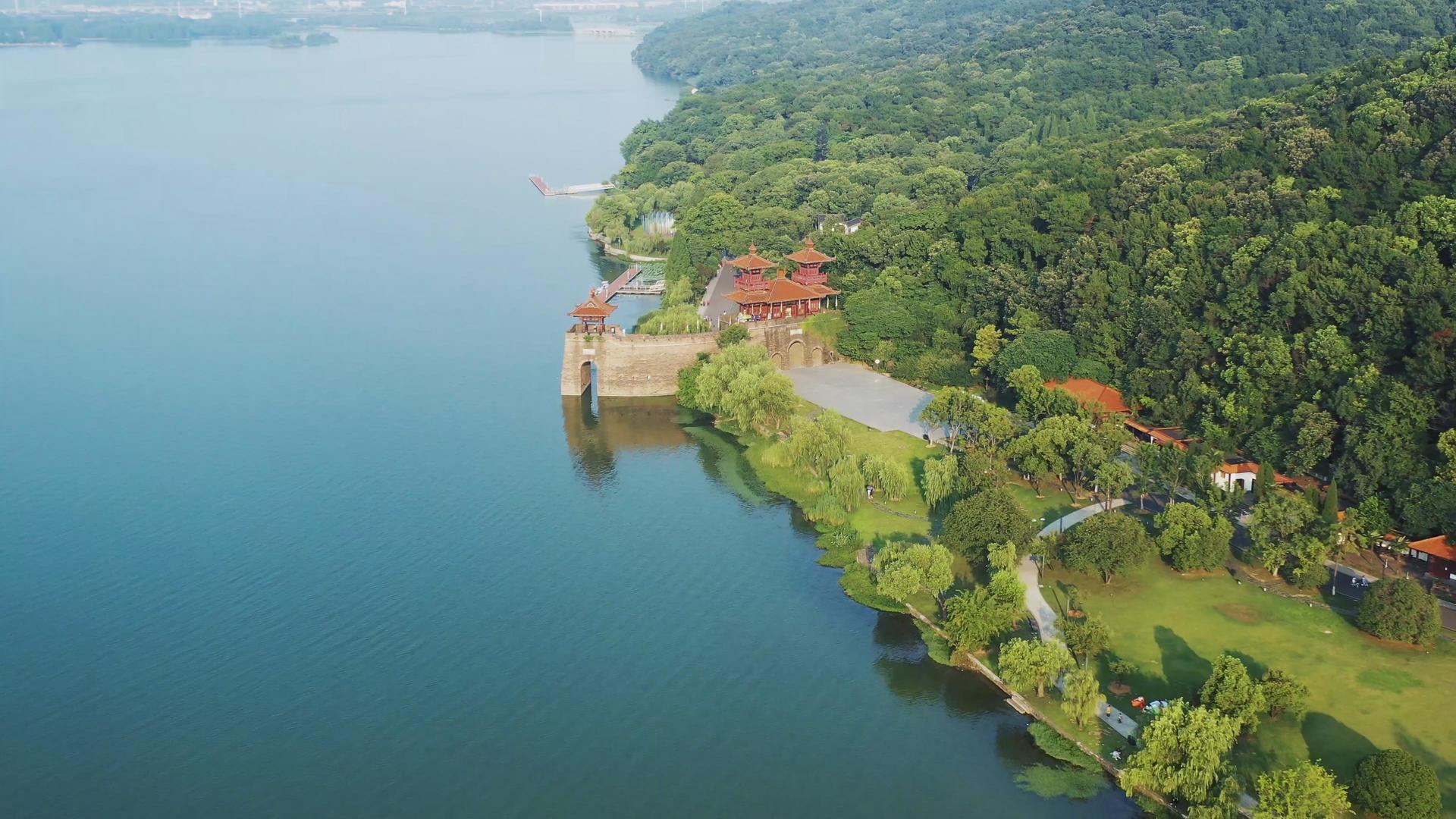 航拍武汉东湖磨山楚城自然风光视频的预览图