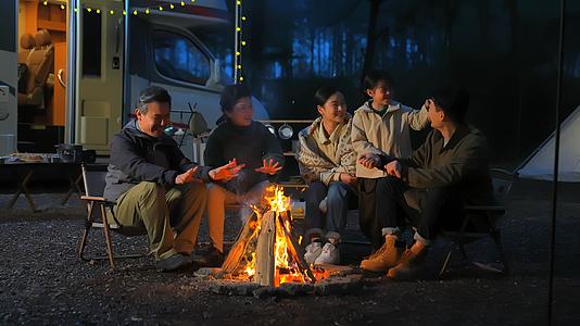 家庭房车露营夜间篝火取暖视频的预览图