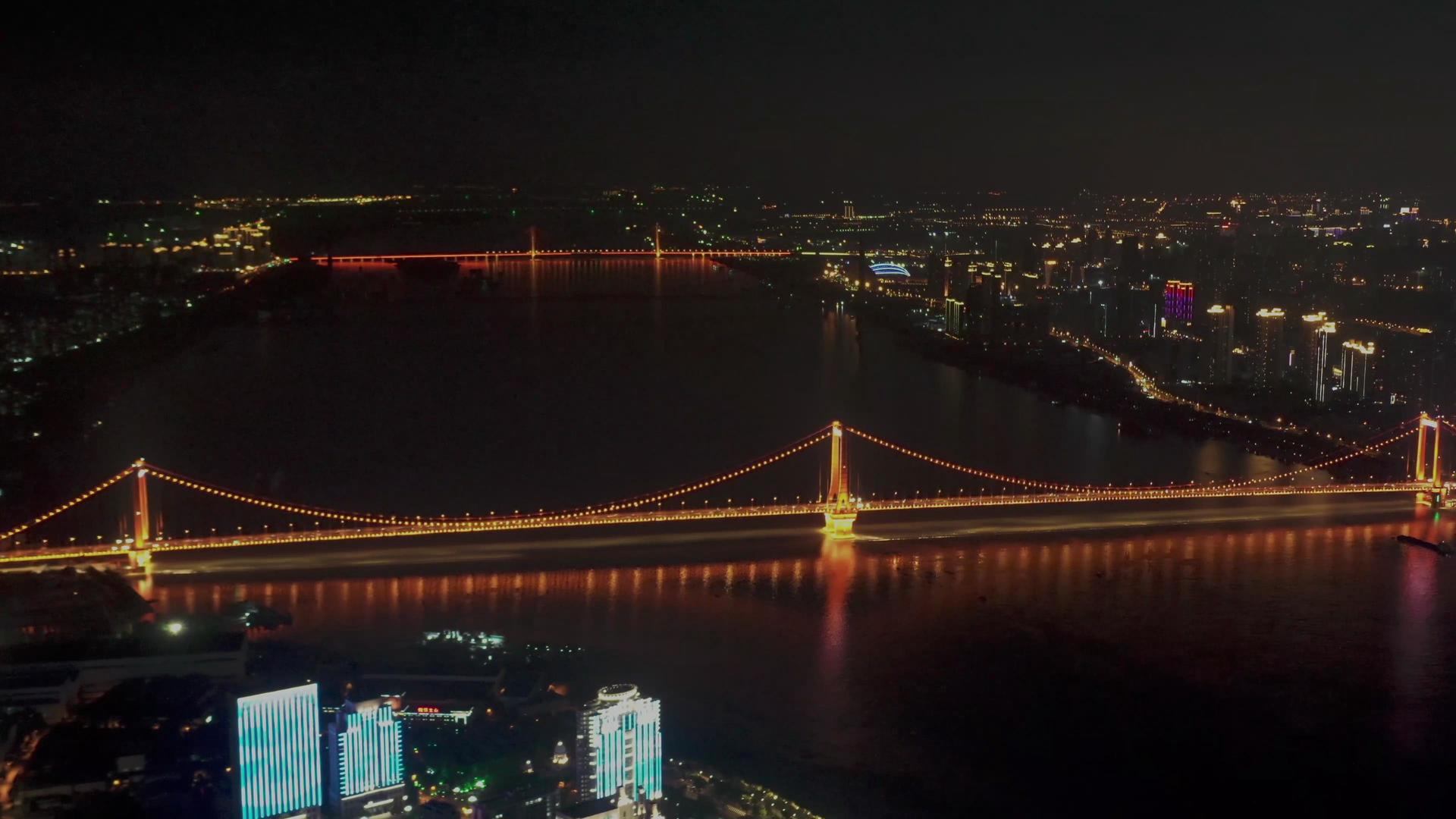 航拍武汉城市灯光秀下的桥梁视频的预览图