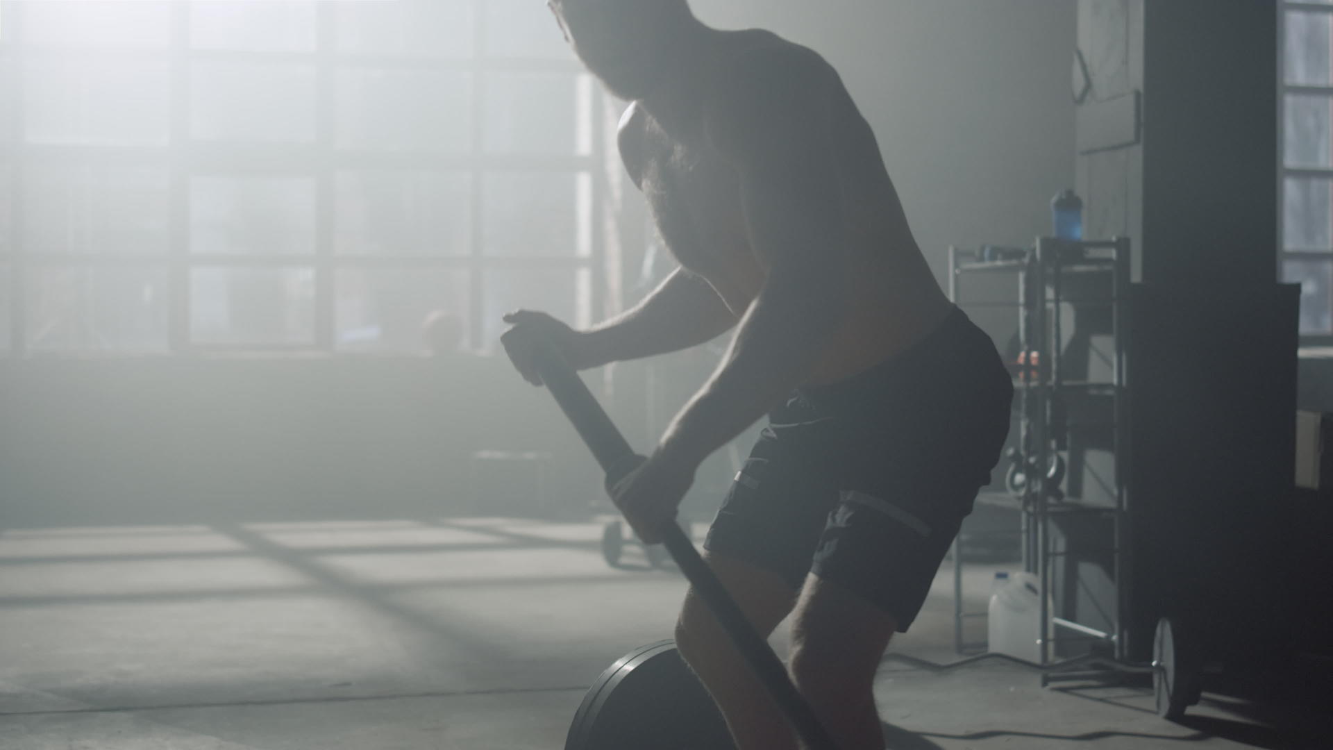 男性运动员完成重量健身运动视频的预览图
