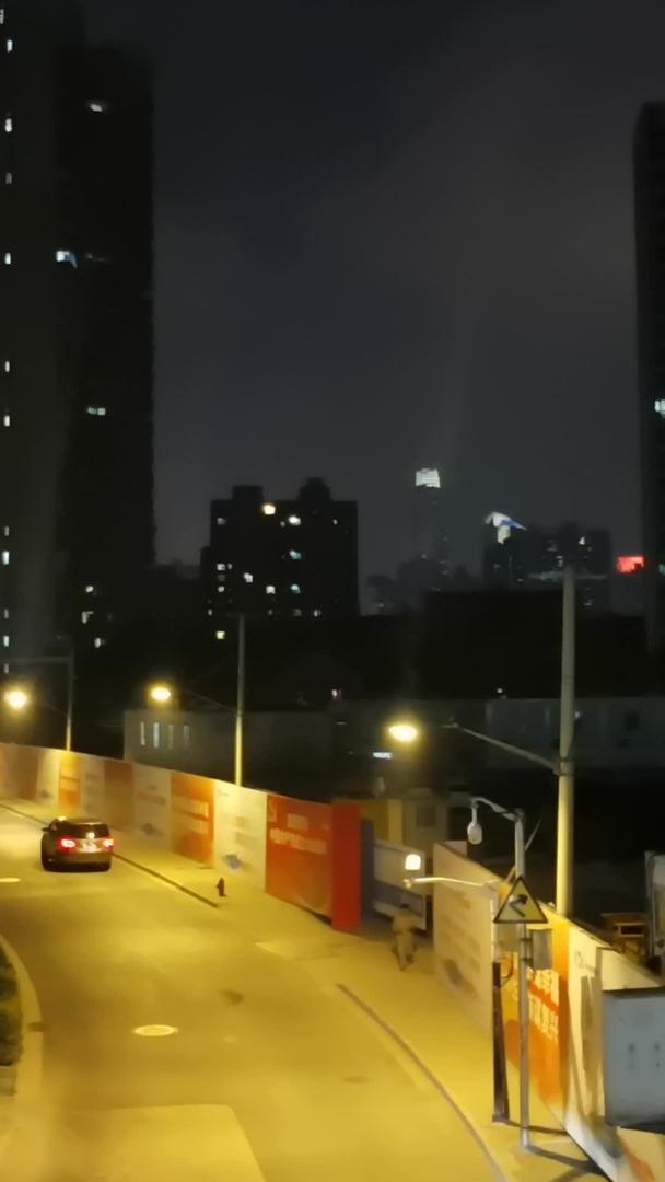 夜间城市道路视频的预览图