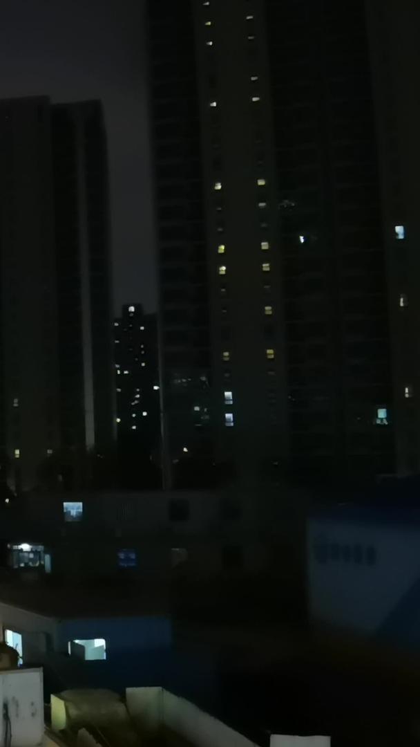 夜间城市道路视频的预览图