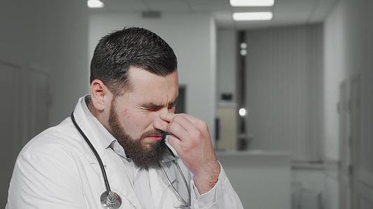 男性疲劳医生在长期疲劳工作日后住院视频的预览图