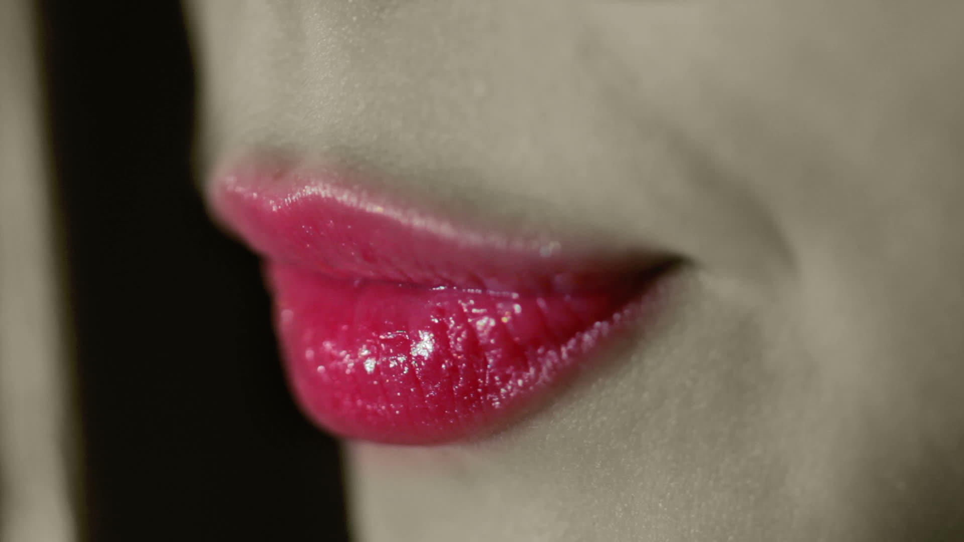 一个漂亮女人的嘴唇视频的预览图