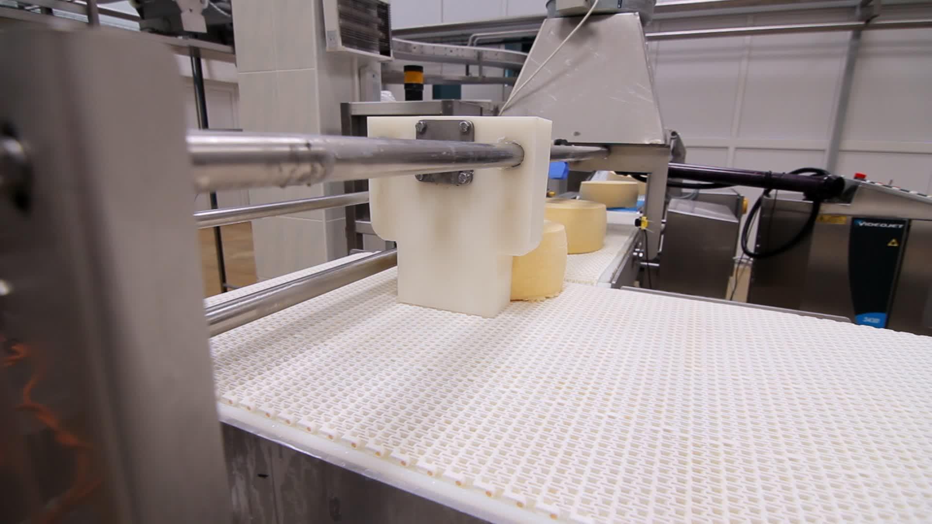 奶酪生产过程视频的预览图