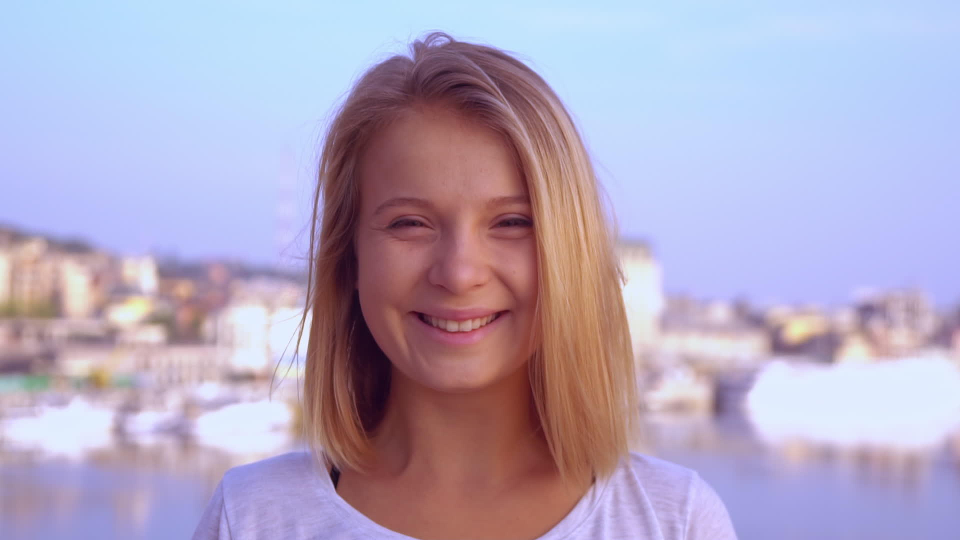 年轻女子微笑视频的预览图