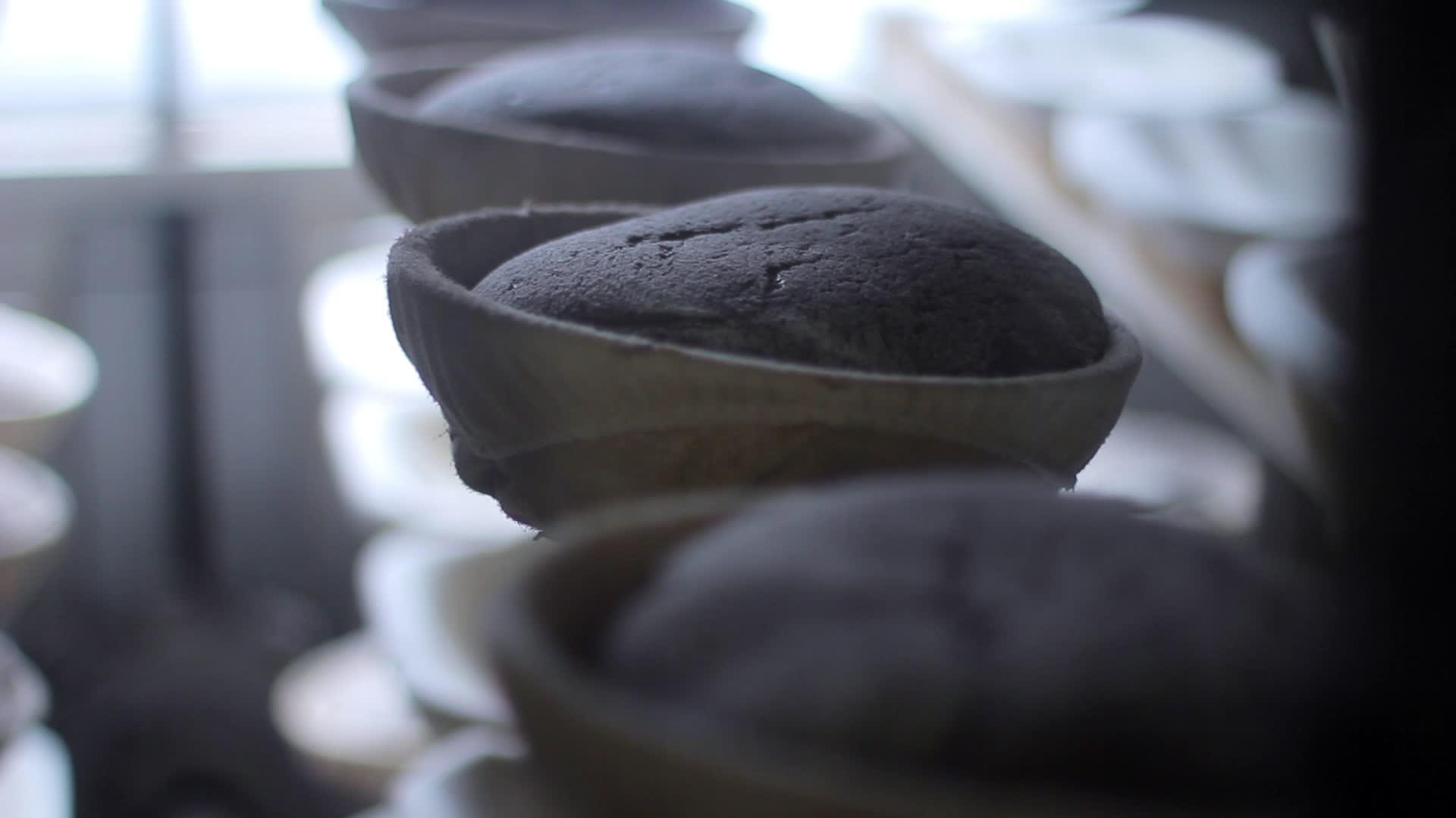 传送带上的面包厂烘焙行业视频的预览图