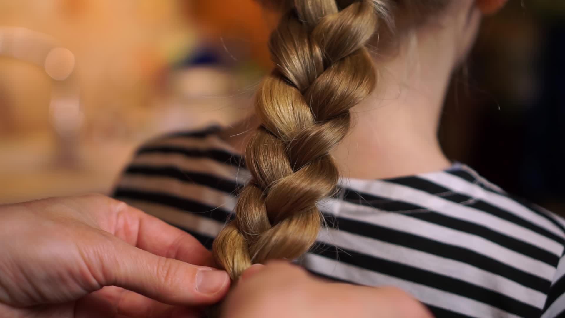 母亲在厨房舒适的家里为女儿穿着条纹连衣裙的长金发女孩视频的预览图