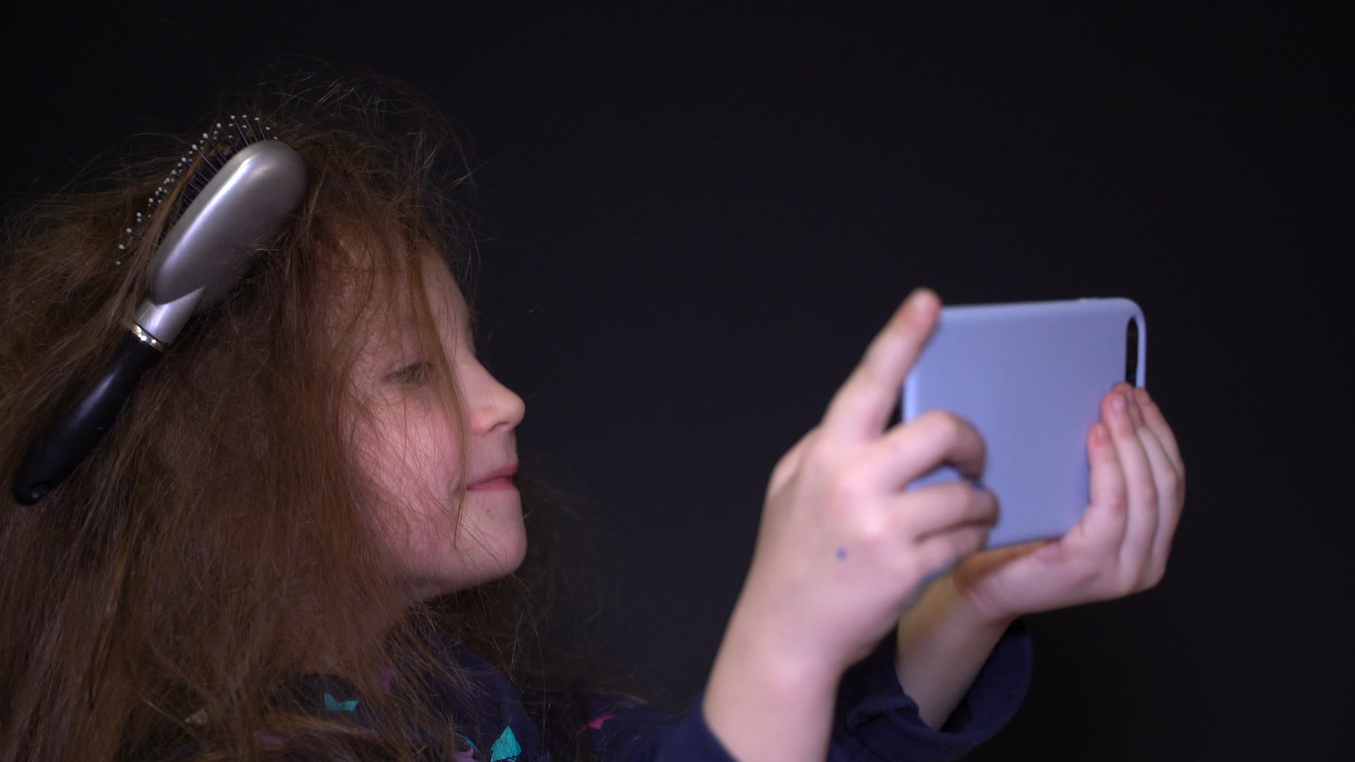 快乐的女孩在看智能手机视频的预览图