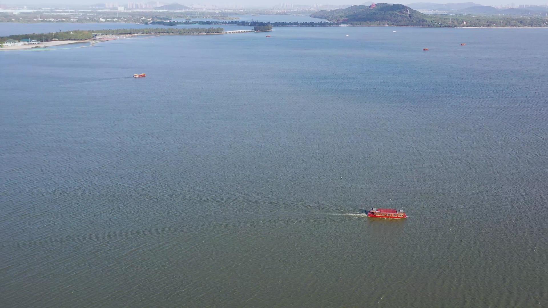 航拍武汉东湖自然风光和行驶的画舫视频的预览图