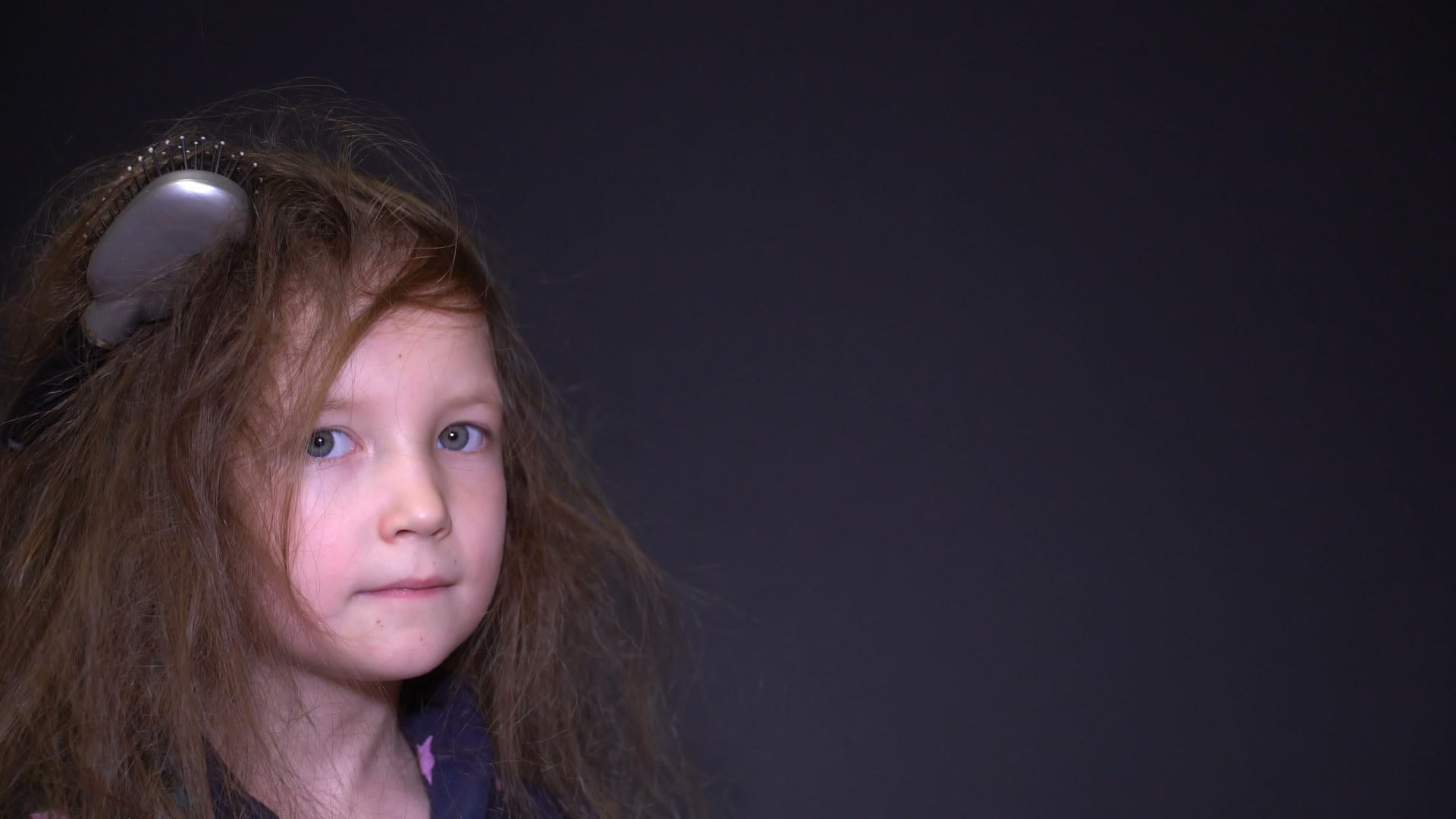 画一个头发凌乱的不快乐女孩的肖像视频的预览图