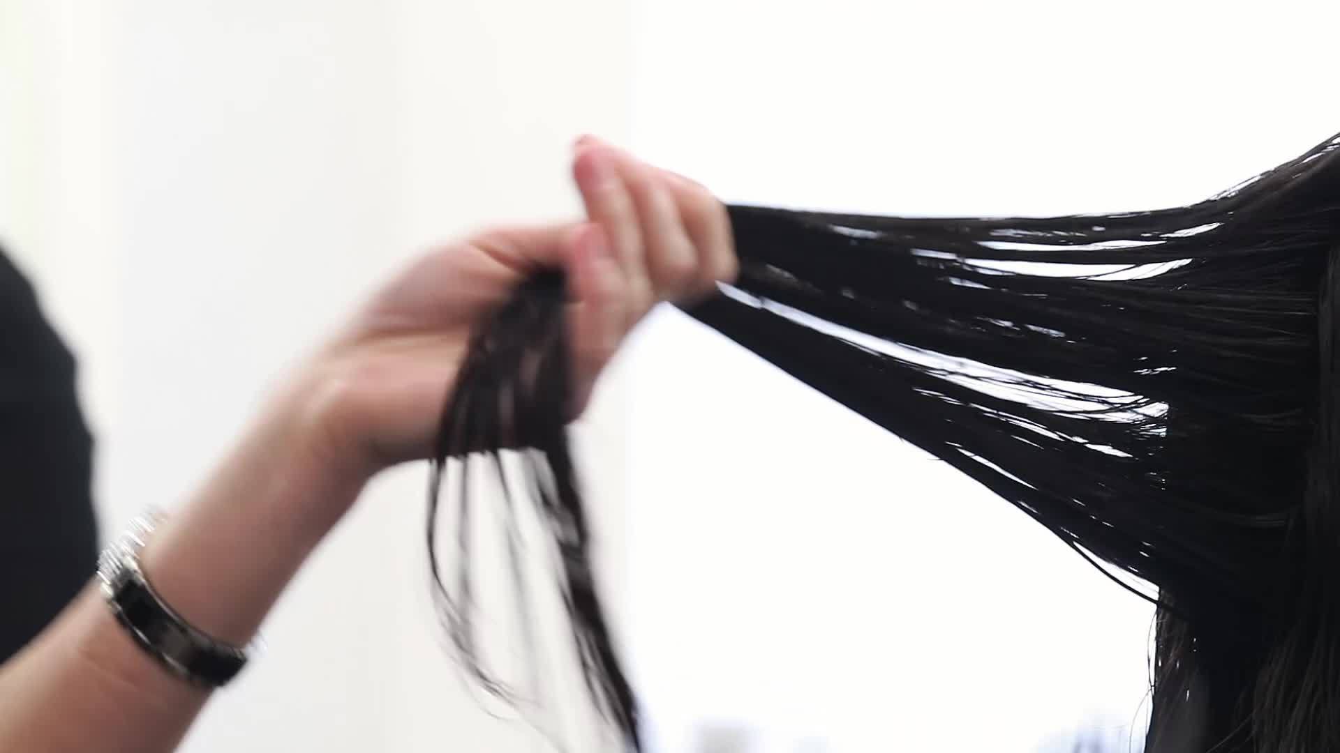发型设计师在沙龙梳她的头发视频的预览图