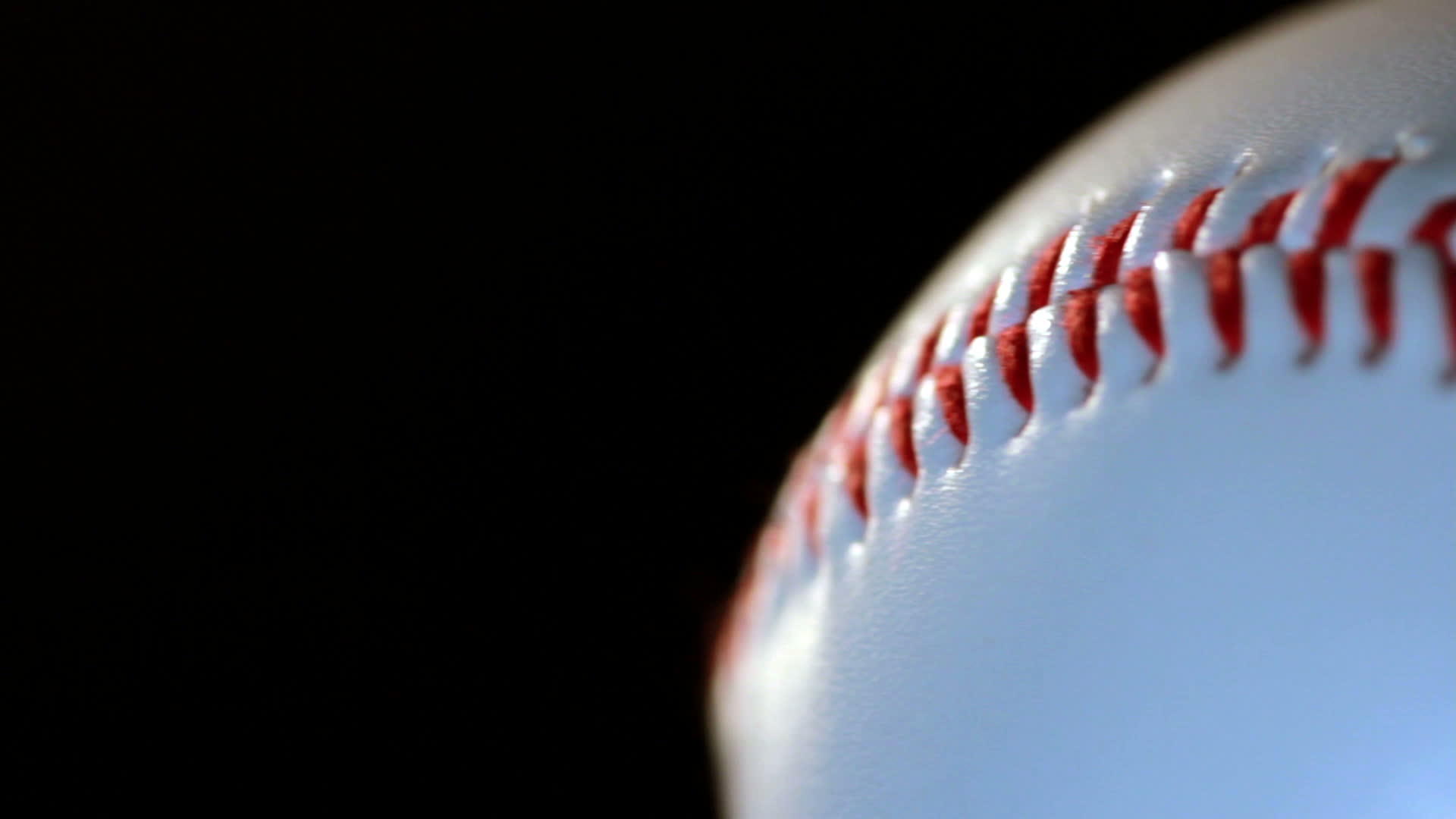 棒球在黑色背景下闪过视频的预览图