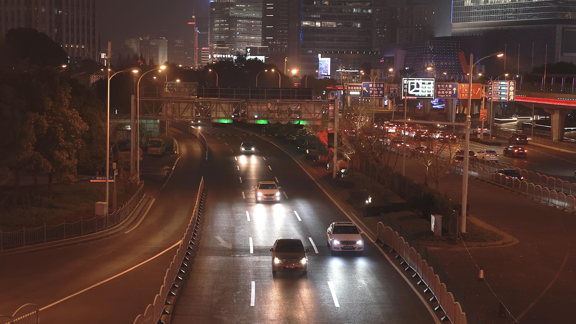 4K上海陆家嘴车流夜景视频的预览图