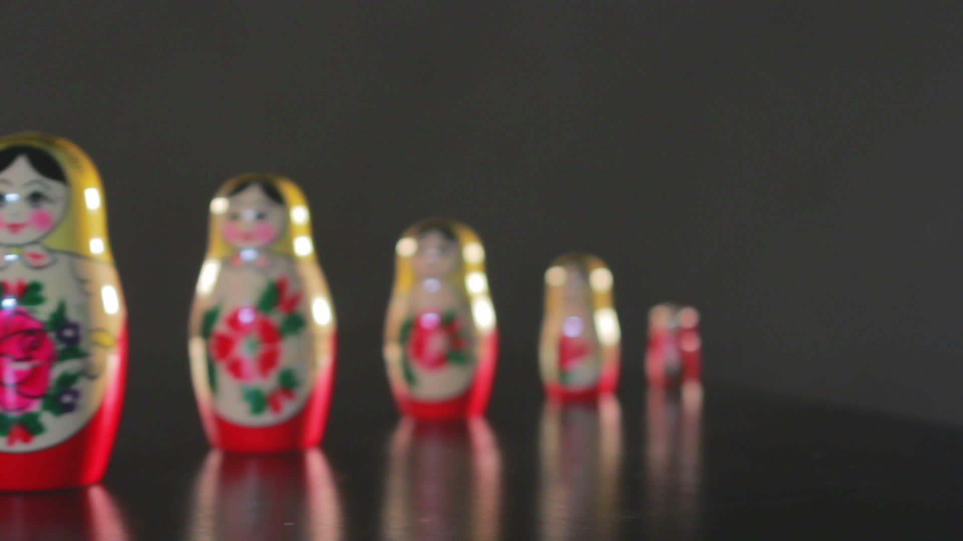 手工制作古玩具的巢娃俄罗斯木制玩具俄罗斯传统娃娃视频的预览图