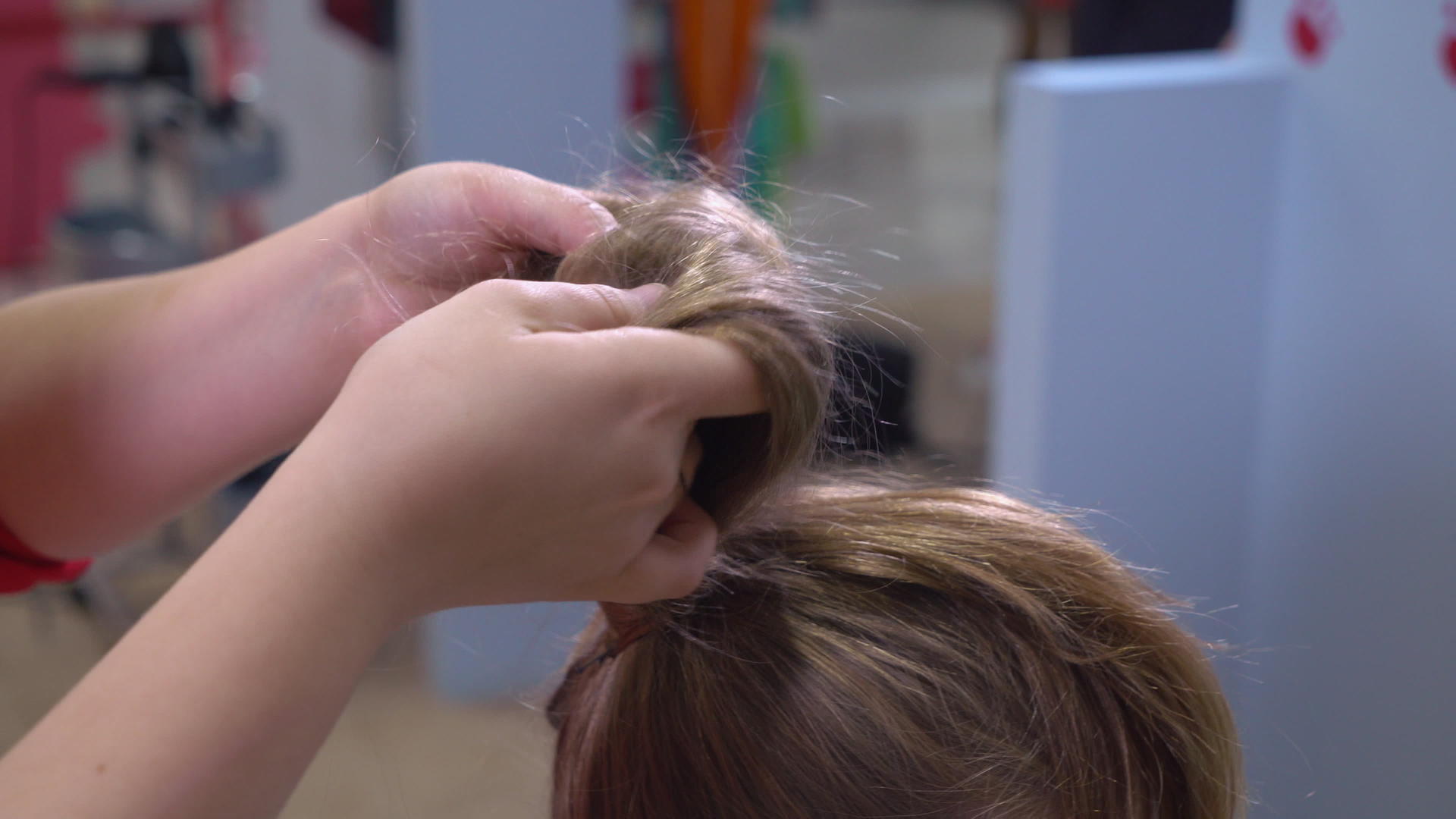 在理发店缝合女性头发视频的预览图
