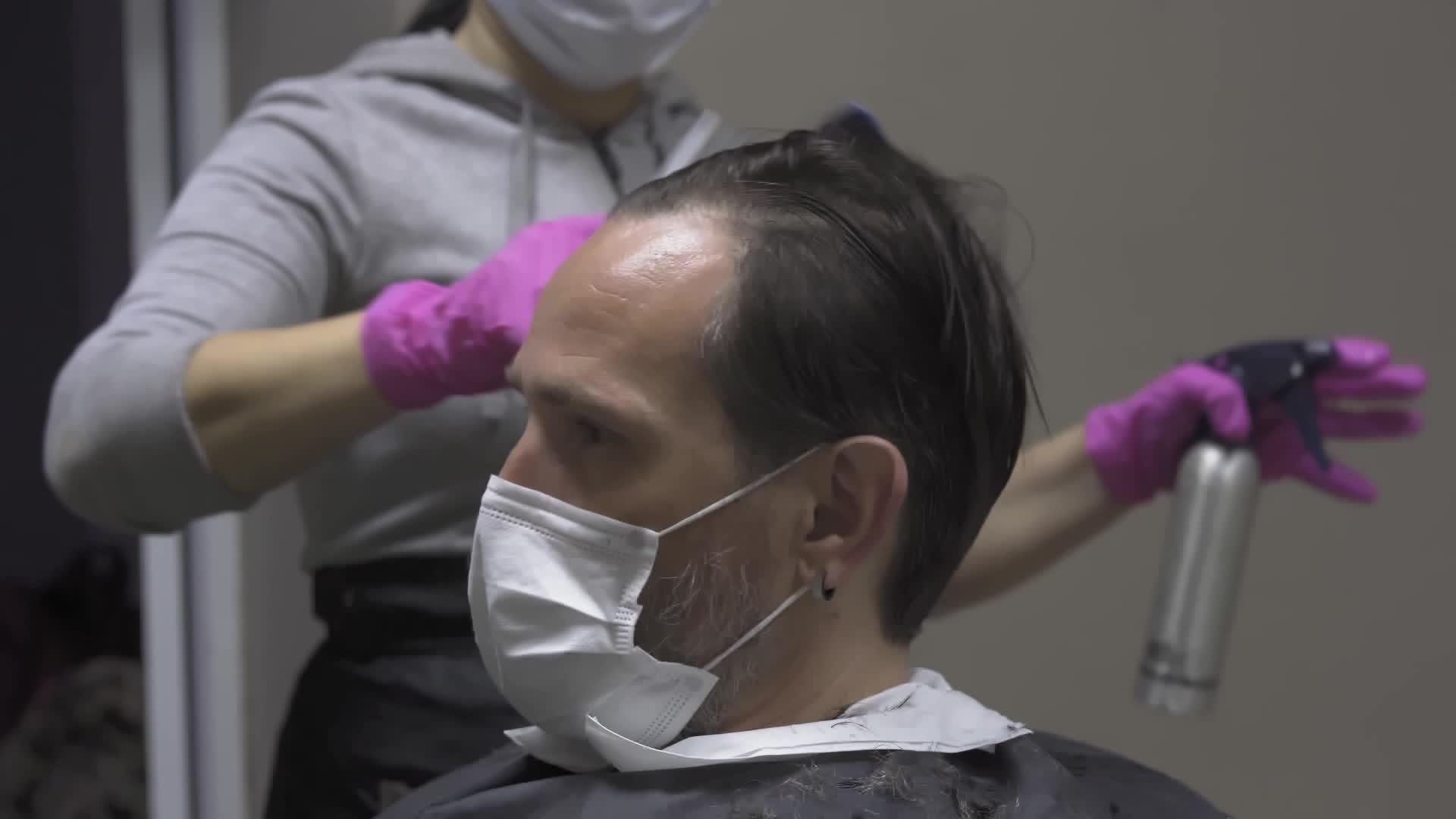 理发师会在理发前弄湿顾客的头发视频的预览图