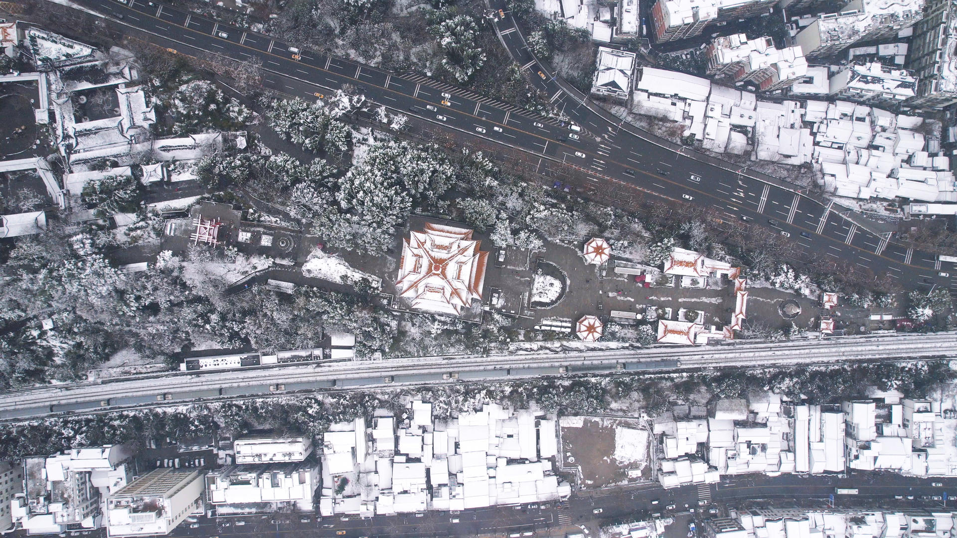 航拍俯拍冬天飘雪中的武汉地标古建筑黄鹤楼雪景4k素材视频的预览图