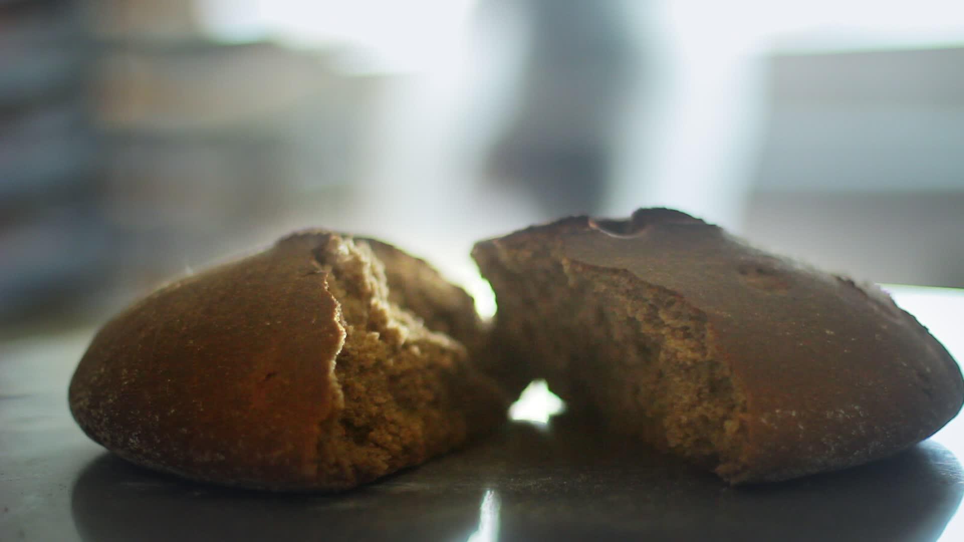 在食品工厂的背景下热烘焙面包是一种棕色食品工业视频的预览图