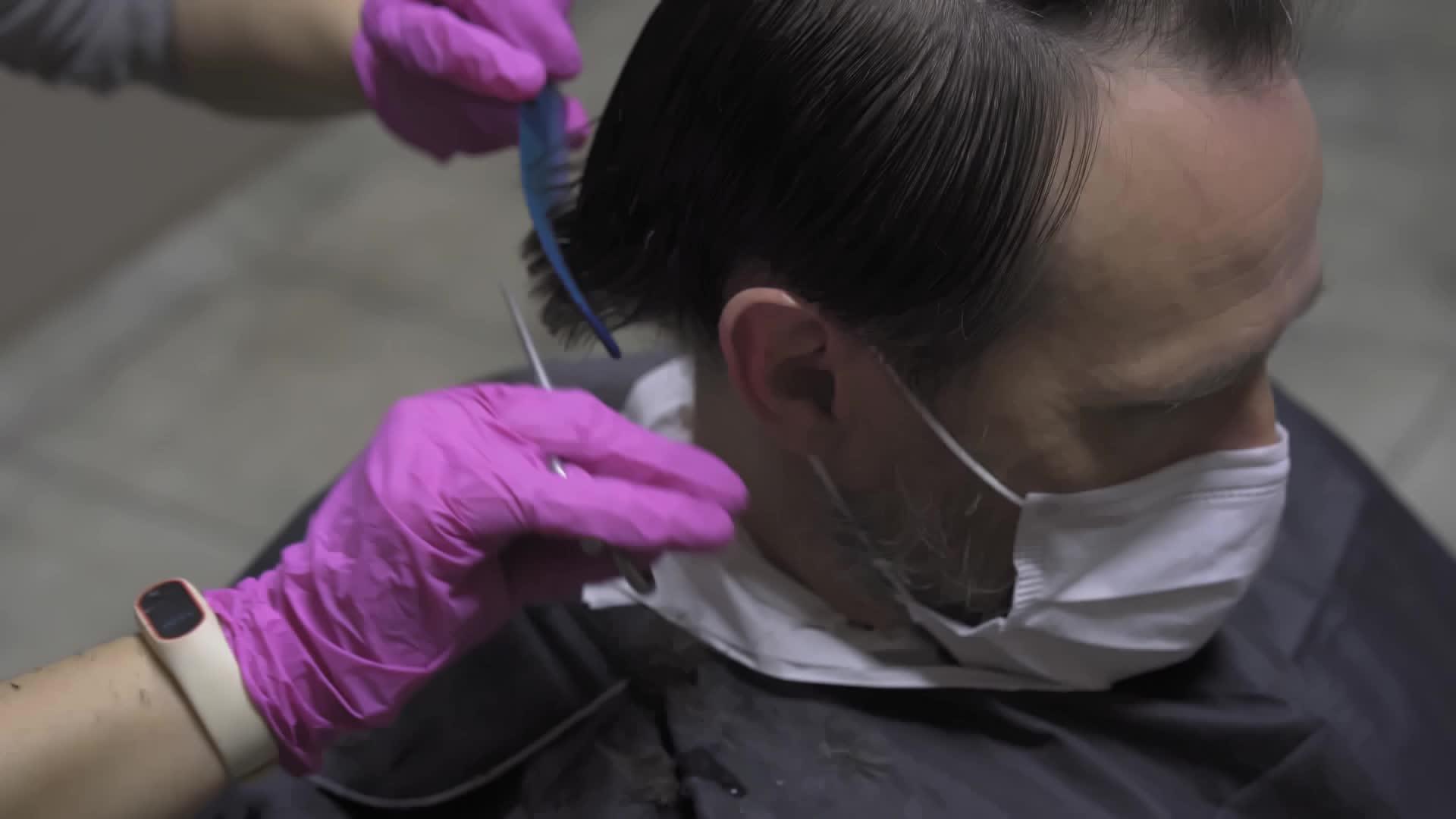 专业美发师在耳朵后面理发视频的预览图