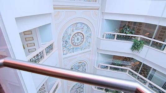豪华酒店移动玻璃电梯视频的预览图