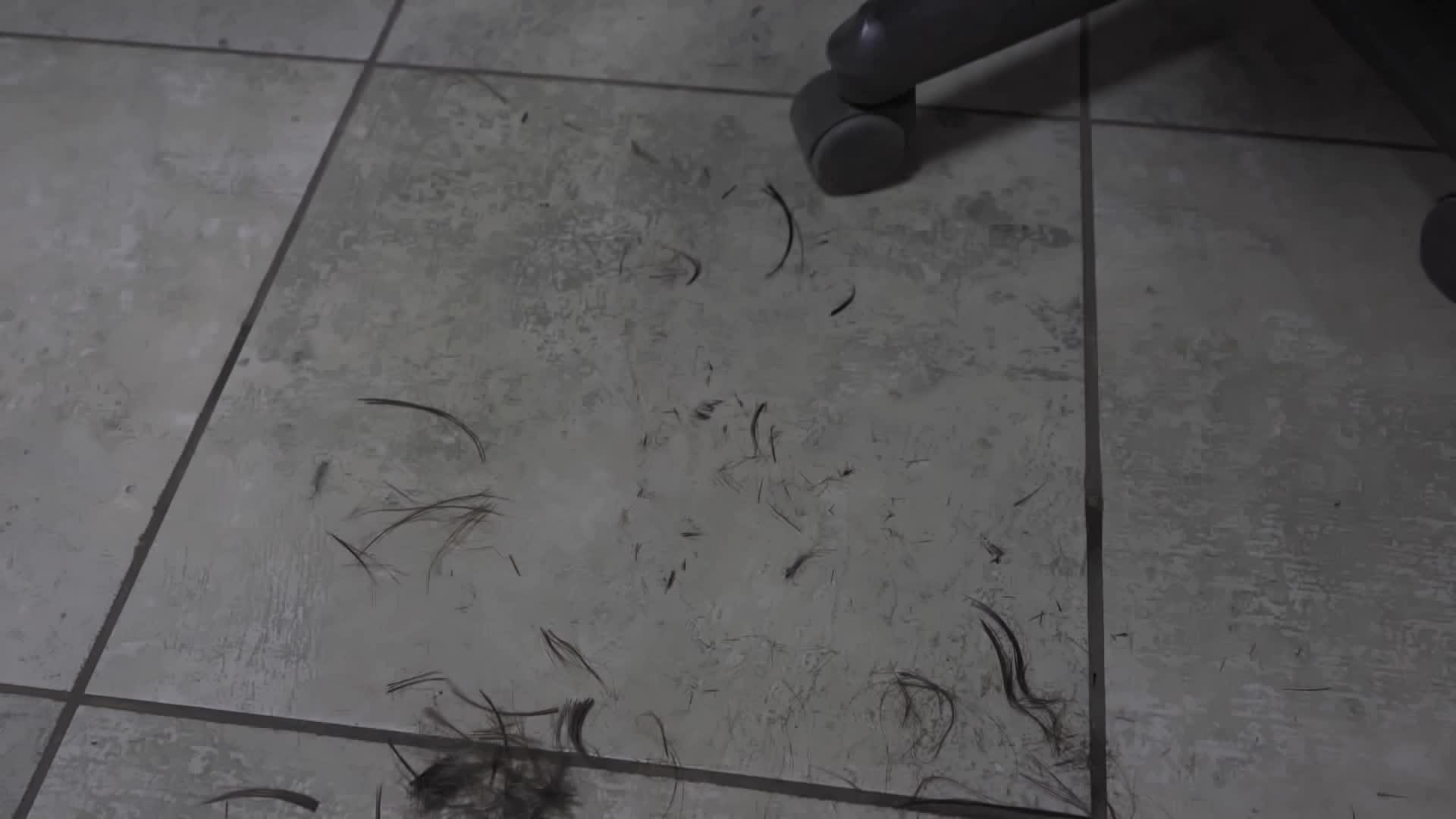 理发剪刀的头发掉在地板上视频的预览图