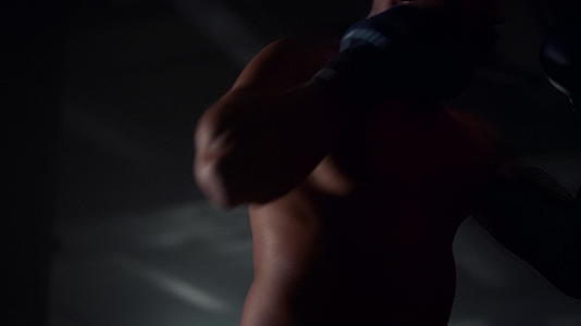 男拳击手在健身房的格斗俱乐部视频的预览图