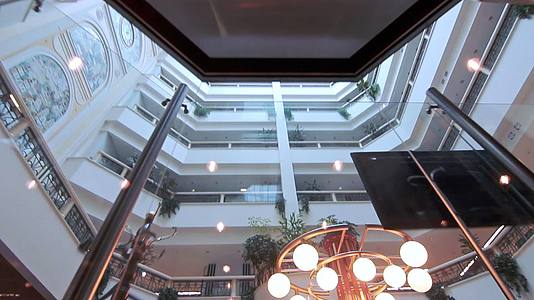 在大厅移动电梯后酒店内风向上移动玻璃电梯向上移动视频的预览图