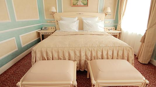 豪华床在公寓房的豪华床现代酒店舒适的卧室在酒店视频的预览图