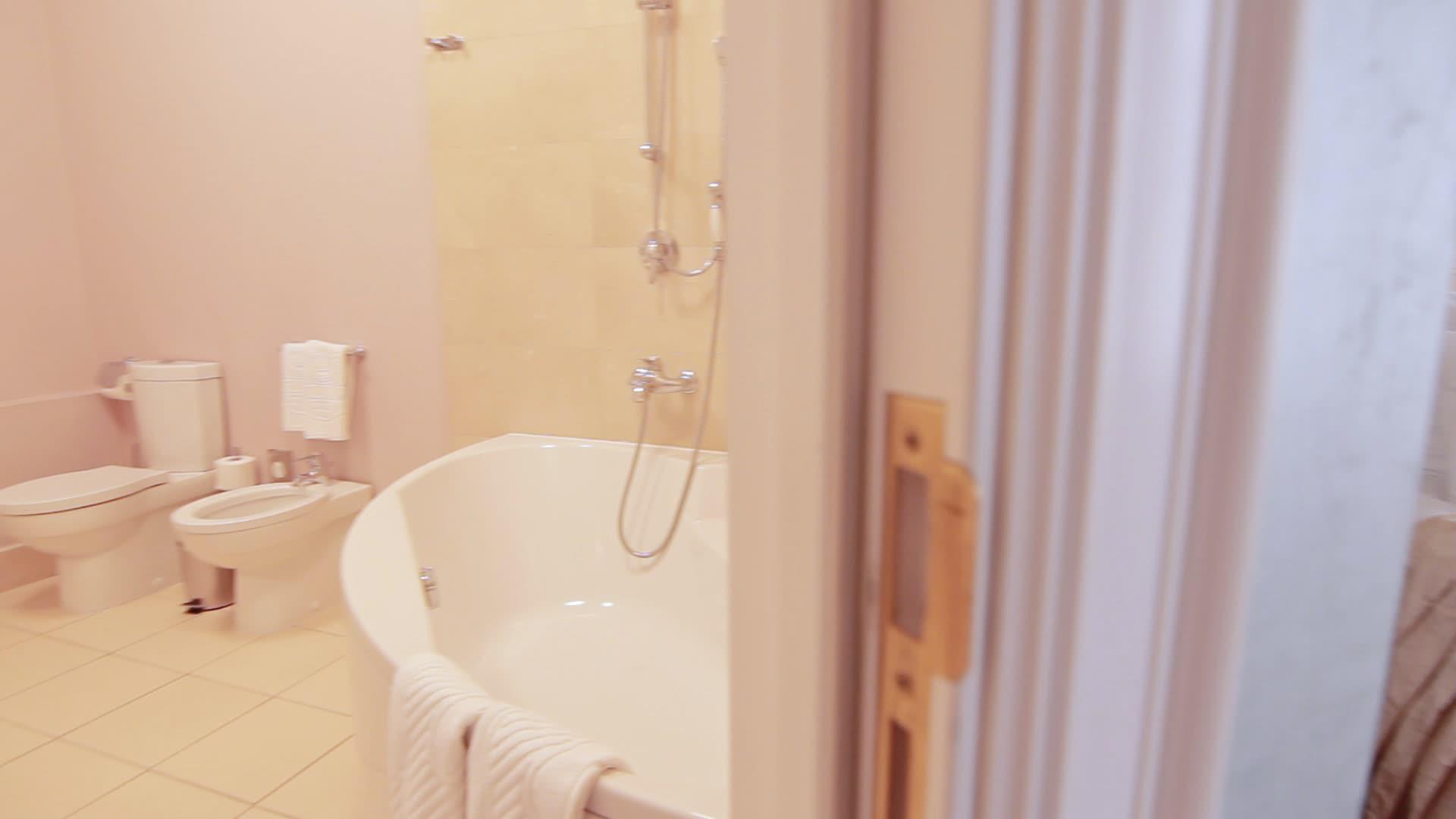 现代酒店公寓的室内卧室浴设计视频的预览图