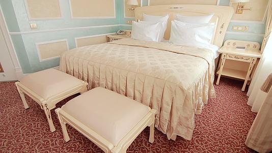 舒适的床有软枕头和公寓房间酒店的毯子视频的预览图