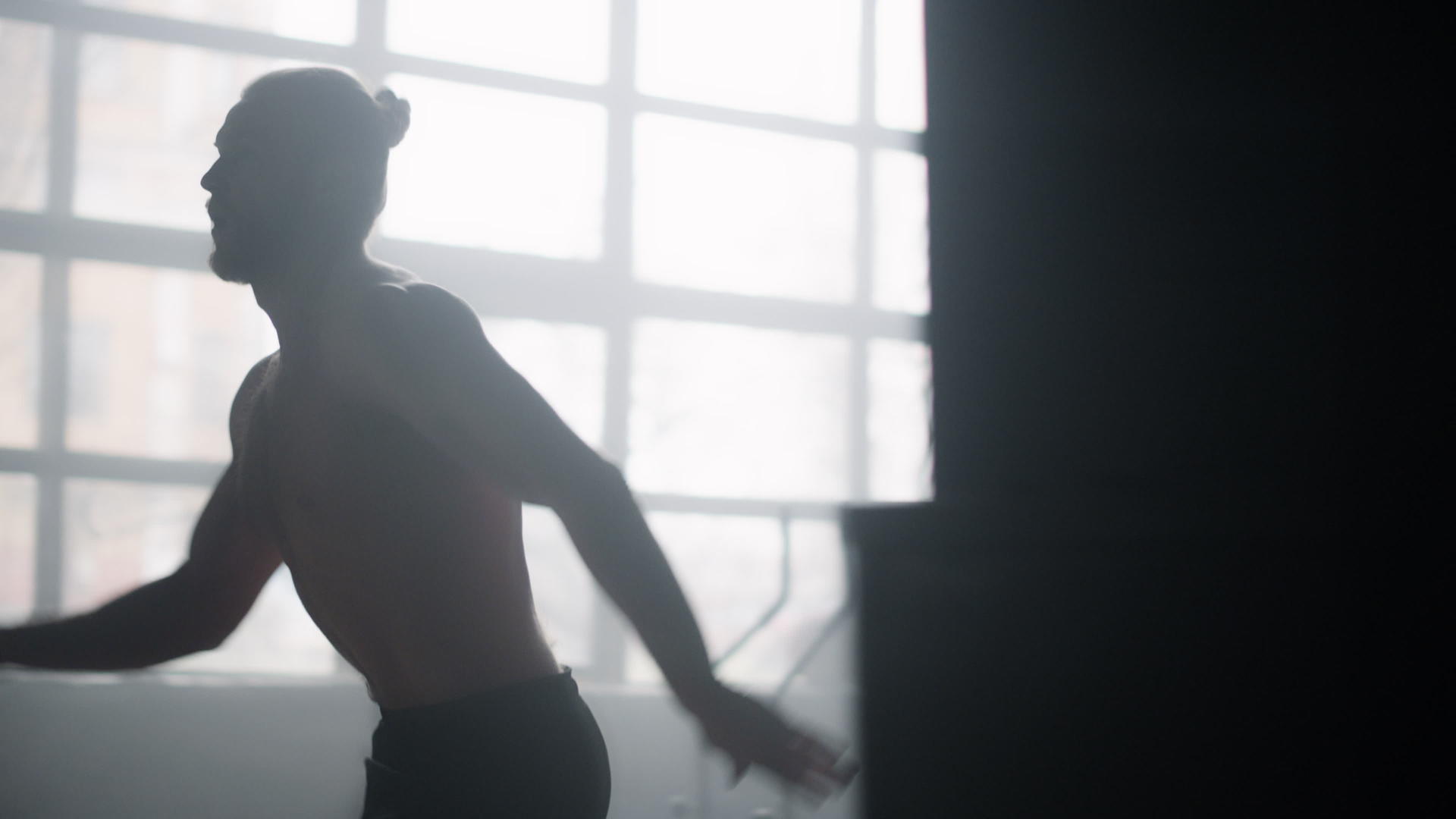 男运动员在阁楼大楼里跑步做有氧运动视频的预览图