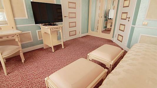 在豪华的现代酒店里有各种各样的家具视频的预览图