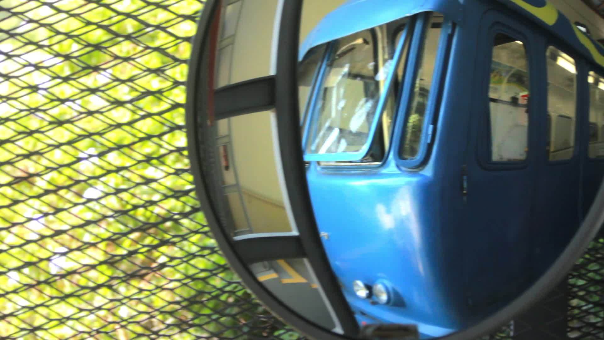 火车站安全镜反射火车安全镜反射视频的预览图
