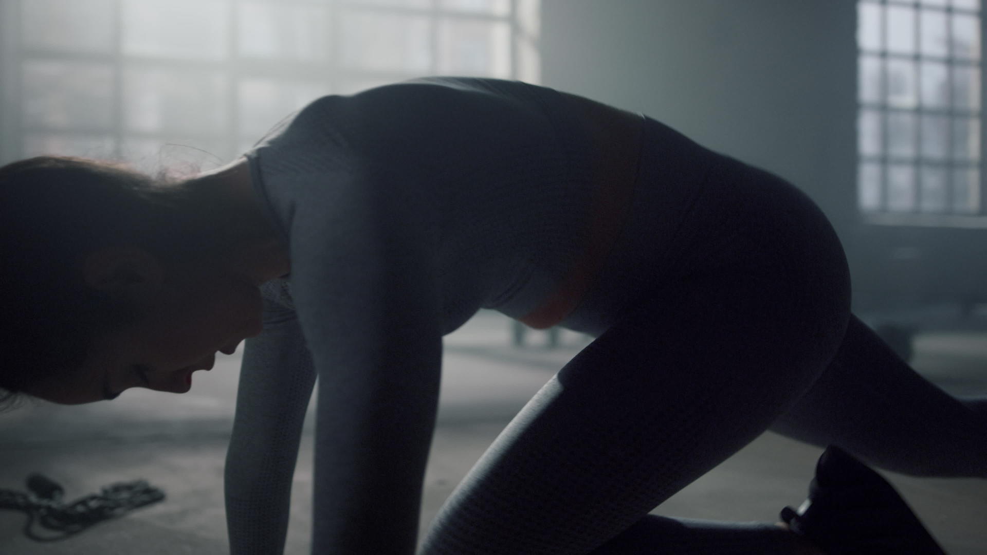 健身女性在健身房的地板上做俯卧撑视频的预览图