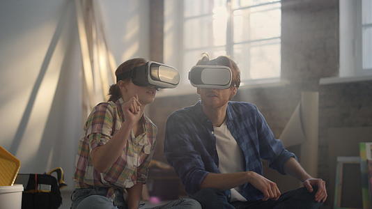 幸福的新婚家庭在虚拟眼镜中描绘了装饰效果视频的预览图
