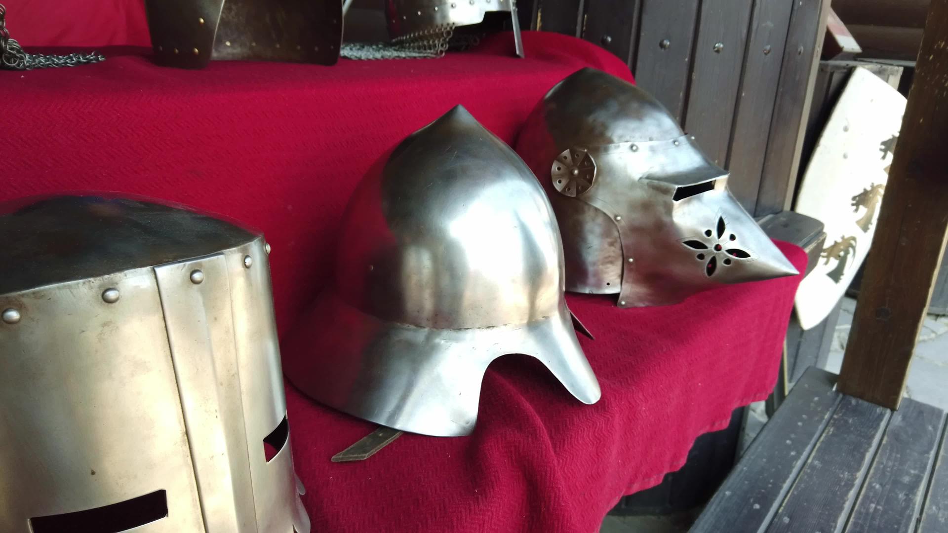 城堡里有两个骑士头盔视频的预览图