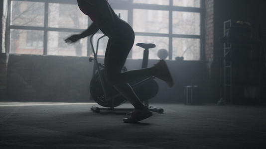 运动女性开始在健身房跑步视频的预览图