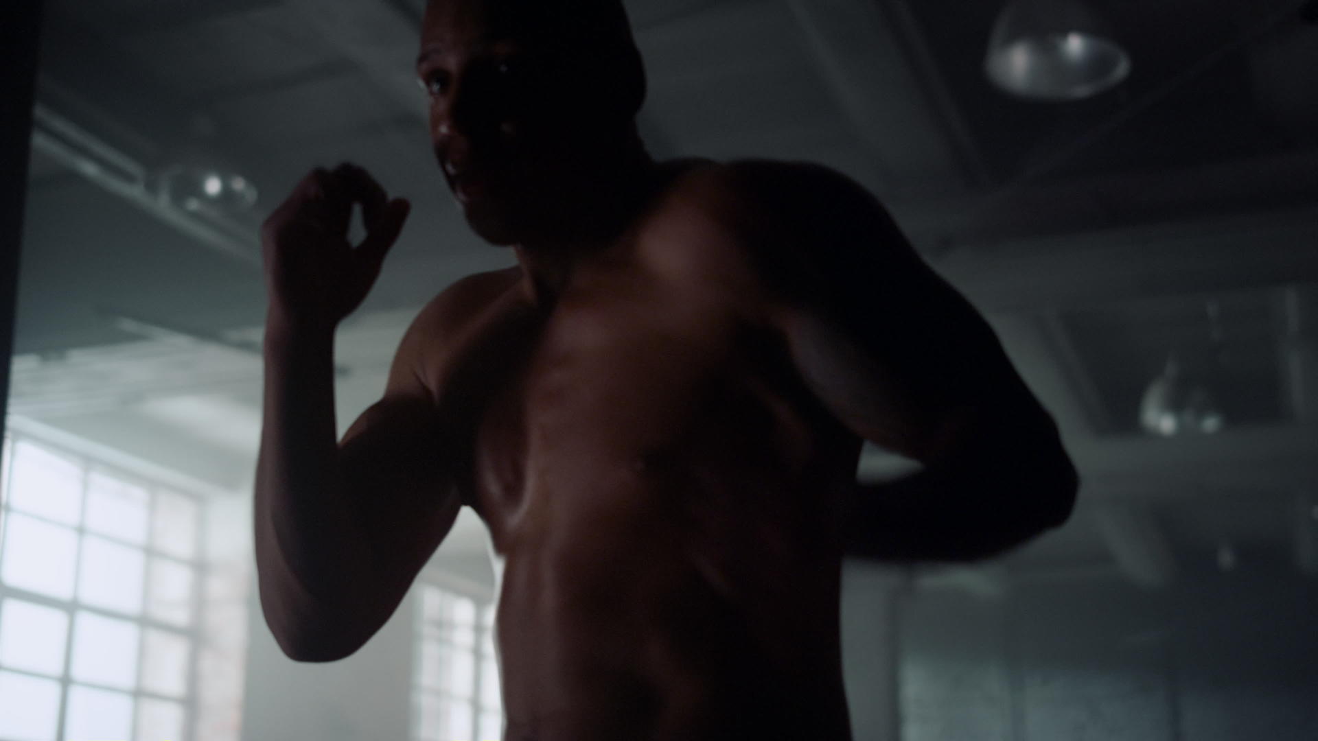 拳击手在健身房锻炼身体视频的预览图