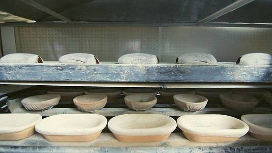 食品加工厂生产面包的过程视频的预览图